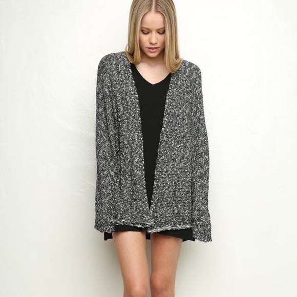 🛍3/$35🛍 ⭐️HP⭐️Brandy Melville Caroline Cardigan - Picture 8 of 8